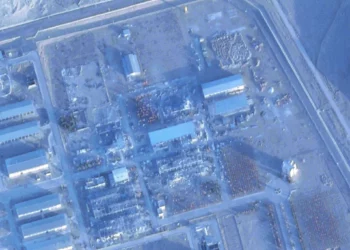 Esta imagen satelital de Planet Labs PBC muestra un techo construido sobre los escombros del Centro de Tecnología Nuclear de Isfahán, en las afueras de Isfahán, Irán, el miércoles 28 de enero de 2026. (Planet Labs PBC vía AP)