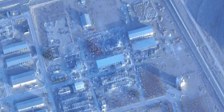 Esta imagen satelital de Planet Labs PBC muestra un techo construido sobre los escombros del Centro de Tecnología Nuclear de Isfahán, en las afueras de Isfahán, Irán, el miércoles 28 de enero de 2026. (Planet Labs PBC vía AP)
