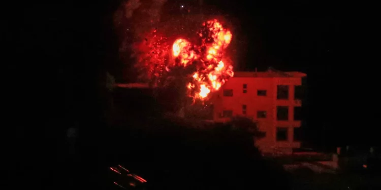 Israel ataca instalación subterránea de Hezbolá en Líbano