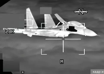 J-11 de China merodea a un bombardero B-52 de EE. UU.