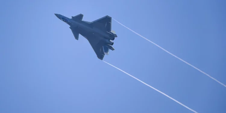 Caza furtivo J-20 de China sobrevuela Taiwán y desata alarma