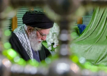 Jamenei aparece en público mientras Irán amenaza a EE. UU. e Israel