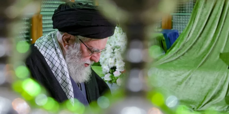 Jamenei aparece en público mientras Irán amenaza a EE. UU. e Israel