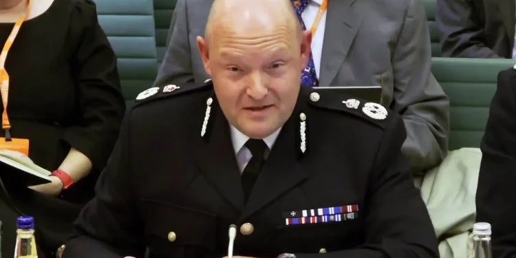 Jefe de policía británico admite uso de información falsa de IA contra Maccabi Tel Aviv