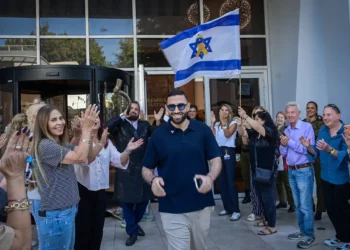 Exrehén Segev Kalfon cuenta su largo camino hacia la recuperación