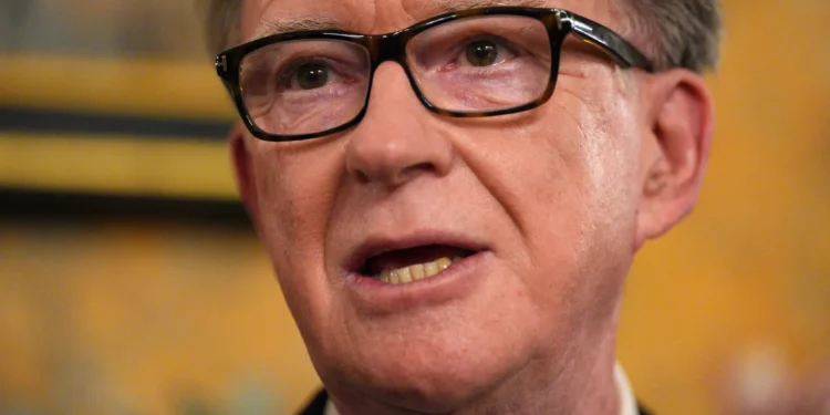 Exembajador británico en EE. UU. pide perdón a víctimas del “monstruo malvado” Epstein