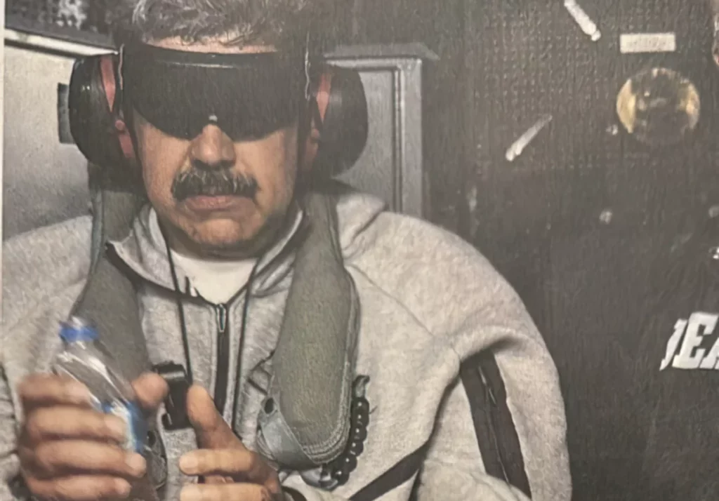 EE. UU. captura a Maduro y anuncia tutela política sobre Venezuela Estados Unidos detuvo y sacó de Venezuela al mandatario Nicolás Maduro durante la madrugada del sábado 3 de enero de 2026, tras una incursión militar con detonaciones en Caracas y otros lugares. Minutos después, Donald Trump dijo que su gobierno “va a gobernar el país hasta que podamos hacer una transición segura, apropiada y juiciosa” y confirmó el traslado del líder a un buque rumbo a procesos penales en Nueva York. Los reportes iniciales ubicaron el comienzo de la ofensiva antes del amanecer, con explosiones y vuelos rasantes sobre la capital. Trump comunicó, mediante mensajes nocturnos y una comparecencia posterior, que fuerzas estadounidenses ejecutaron un “ataque a gran escala” en suelo venezolano, acción que culminó con la captura de Maduro y de su esposa, Cilia Flores, extraídos del país y embarcados hacia la costa este. En sus declaraciones, Trump presentó la decisión como antesala de una administración provisional desde Washington con la meta, según expresó, de asegurar el paso hacia nuevas autoridades. “Vamos a gobernar el país hasta que podamos hacer una transición segura, apropiada y juiciosa”, afirmó. También sostuvo que Estados Unidos se involucrará “muy fuertemente” en el sector petrolero durante ese lapso y definió la operación como un avance hacia la “libertad para el pueblo”. Asimismo, avisó que podría ordenar “una segunda y más grande ola de ataques”. Autoridades venezolanas respondieron con un comunicado que rechazó lo que denominaron “agresión militar” y detalló acciones en Caracas y en los estados Miranda, Aragua y La Guaira. Nicolás Maduro decretó emergencia nacional y convocó a la movilización de organizaciones sociales y políticas. Desde primeras horas, fuerzas de seguridad patrullaron calles con poco tránsito en la capital, donde testigos señalaron columnas de humo cerca de instalaciones militares y aeropuertos. Trump indicó que la acción incluyó unidades de operaciones especiales y describió el asalto como ocurrido “en la oscuridad”. Reconoció que “un par” de integrantes estadounidenses resultaron heridos, sin informar muertos ni pérdida de aeronaves, aunque mencionó un helicóptero con daños. Según su relato, la secuencia siguió a meses de presión y acciones encubiertas contra la red leal a Maduro. El traslado de Maduro y de su esposa se relaciona con causas abiertas en tribunales federales de Nueva York por presunta conspiración de narcoterrorismo y otros cargos. La administración estadounidense señaló que ambos quedarán a disposición de la justicia al arribar a territorio bajo su jurisdicción. Durante la mañana, medios informaron que el Departamento de Justicia actualizó imputaciones ligadas a esas pesquisas iniciadas años atrás. El curso de los hechos provocó reacciones inmediatas en el exterior. Gobiernos aliados de Caracas, como Cuba e Irán, condenaron la acción y la calificaron como violación de la soberanía venezolana, mientras dirigentes y organizaciones regionales emitieron pronunciamientos opuestos. En Estados Unidos, legisladores de distintas bancadas expusieron posturas divergentes sobre el alcance jurídico del operativo y su encaje en las autorizaciones del Congreso. En el plano interno, la detención de Maduro abrió el debate sobre la sucesión inmediata prevista por el ordenamiento venezolano. Según las normas vigentes, la vicepresidenta ejecutiva Delcy Rodríguez ocupa el segundo lugar institucional y el presidente de la Asamblea Nacional, Jorge Rodríguez, el tercero. El funcionamiento real de esa cadena dependerá de decisiones de quienes mantengan el control de estructuras civiles y militares. Durante la madrugada y las primeras horas del día, varias ciudades mostraron escenas de cautela, con comercios cerrados y actividad mínima. En áreas cercanas a instalaciones estratégicas se observaron cordones de seguridad y restricciones de tránsito. Agencias internacionales difundieron imágenes de reacciones ciudadanas en capitales regionales y entre comunidades venezolanas en el exterior, mientras se registraron cortes eléctricos en zonas del área metropolitana de Caracas sin cifras oficiales de afectación. Trump presentó el operativo como el cierre de una escalada que incluyó acciones contra embarcaciones presuntamente ligadas al tráfico de drogas en el Caribe y el Pacífico oriental desde septiembre, además de un ataque con aeronaves no tripuladas contra instalaciones logísticas de redes delictivas. Medios estadounidenses consignaron que el asalto a la residencia de Maduro ocurrió en Fuerte Tiuna, en Caracas, y que la salida del país se concretó horas después. En su alocución, el mandatario estadounidense subrayó que la presencia de su país en Venezuela tendrá carácter administrativo mientras se organiza el relevo político. Afirmó que la intervención buscará proteger áreas clave, entre ellas recursos energéticos y servicios esenciales, con participación de agencias federales y asesoría técnica en seguridad y justicia. En ese marco, mencionó coordinación con actores locales para definir autoridades provisorias y procedimientos electorales cuando existan condiciones. Mientras circulaban esas declaraciones, medios regionales y estadounidenses detallaron que el anuncio presidencial apareció primero en su red social y luego en una conferencia con periodistas acreditados, con una ronda de preguntas breve. La comunicación oficial destacó la ausencia de muertos entre el personal militar estadounidense empleado en la operación, dato que Trump reiteró en su comparecencia. La ofensiva incluyó impactos cerca de aeródromos y objetivos militares, según videos verificados por cadenas internacionales y cronologías de medios con corresponsales en el terreno. El oficialismo venezolano informó de muertos y heridos de su lado sin precisar cifras y denunció daños en infraestructura. Fuentes hospitalarias describieron un aumento de ingresos nocturnos por traumas vinculados con detonaciones, mientras organismos de respuesta iniciaron evaluaciones en áreas residenciales. En el contexto de la captura, la Casa Blanca aludió a cooperación de agencias de inteligencia y al uso de equipos de irrupción de alta capacidad. Trump calificó la intervención como un golpe “organizado” que desarticuló anillos de seguridad de la residencia presidencial, ejecutado “en la oscuridad” y con guerra electrónica para degradar comunicaciones. Relató que “apagaron casi todas las luces de Caracas” antes de la entrada y agregó que un helicóptero “fue golpeado con fuerza”, aunque siguió operativo. La agenda inmediata de Washington, según mensajes presidenciales, contempla asegurar activos públicos estratégicos, estabilizar el suministro de combustibles y crear un esquema de administración temporal con participación directa estadounidense. En su pronunciamiento sobre hidrocarburos, Trump aseguró que Estados Unidos se implicará “muy fuertemente” en el manejo de esa industria mientras dure el periodo de tutela. Horas después del anuncio, la prensa internacional difundió imágenes de concentraciones y vigilias en ciudades con presencia de diáspora venezolana, además de movimientos de tropas en accesos a instalaciones castrenses dentro del país. En Caracas, comandantes permanecieron en cuarteles a la espera de instrucciones de la cadena de mando leal al chavismo, mientras continuaron operativos de control de vías y perímetros aeroportuarios. En paralelo, equipos jurídicos del gobierno estadounidense informaron sobre la coordinación con fiscalías federales de Nueva York para presentar cargos y solicitar detención preventiva contra Maduro y su esposa, quienes enfrentarían audiencias iniciales tras completar los traslados. La comunicación oficial en Washington encuadró la actuación en compromisos contra el crimen organizado transnacional y en tratados de asistencia judicial con países aliados.