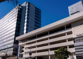 Magnate de Los Ángeles dona torre a Jabad por $100M