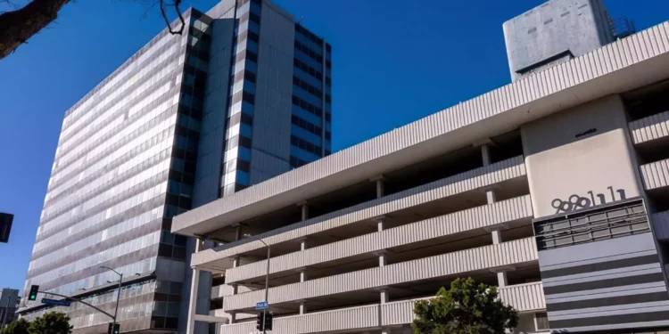 Magnate de Los Ángeles dona torre a Jabad por $100M