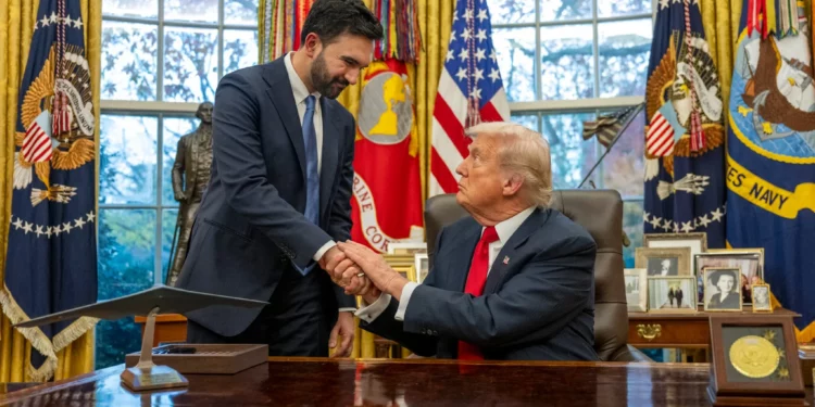 El presidente de los Estados Unidos, Donald Trump (derecha), estrecha la mano del alcalde electo de Nueva York, Zohran Mamdani, durante su reunión en el Despacho Oval de la Casa Blanca, en Washington D. C., el 21 de noviembre de 2025. (Foto de Jim WATSON / AFP)