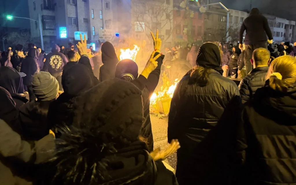Médicos iraníes denuncian disparos a la cabeza contra manifestantes