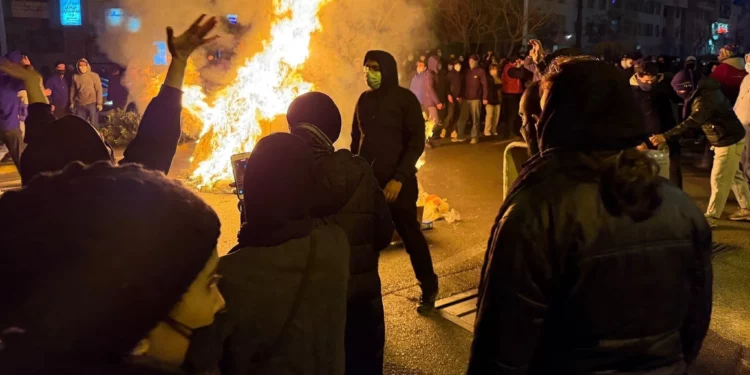 En esta foto obtenida por The Associated Press, iraníes asisten a una protesta antigubernamental en Teherán, Irán, el 9 de enero de 2026. (UGC vía AP)