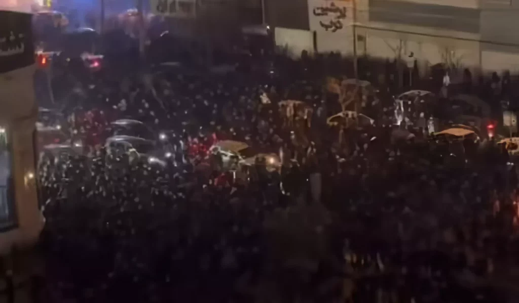 Internet y teléfono cortados en todo Irán mientras miles se manifiestan: 45 muertos