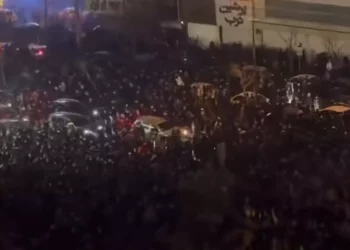 Internet y teléfono cortados en todo Irán mientras miles se manifiestan: 45 muertos