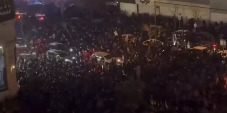 Internet y teléfono cortados en todo Irán mientras miles se manifiestan: 45 muertos