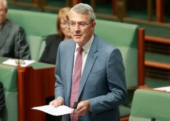 Diputado judío reza el Kaddish por víctimas de la masacre en Bondi