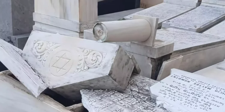 Más de 20 tumbas judías profanadas en cementerio de Barcelona