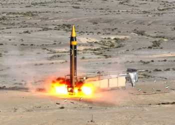 Una imagen facilitada por el ministerio de Defensa de Irán muestra el lanzamiento de un misil balístico Khorramshahr de cuarta generación en una ubicación no revelada de Irán, el 25 de mayo de 2023. (AFP)