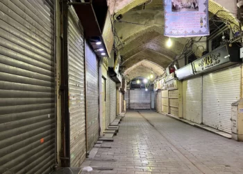 Las tiendas permanecen cerradas durante las protestas en el antiguo bazar principal de Teherán, Irán, el 6 de enero de 2026. (AP Photo/Vahid Salemi)
