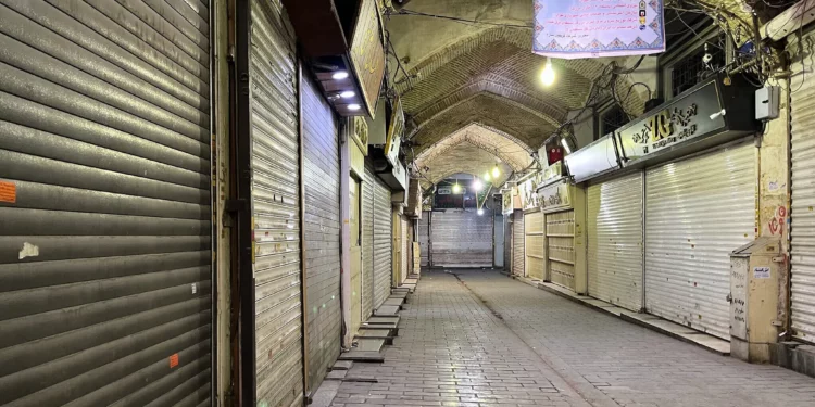 Las tiendas permanecen cerradas durante las protestas en el antiguo bazar principal de Teherán, Irán, el 6 de enero de 2026. (AP Photo/Vahid Salemi)