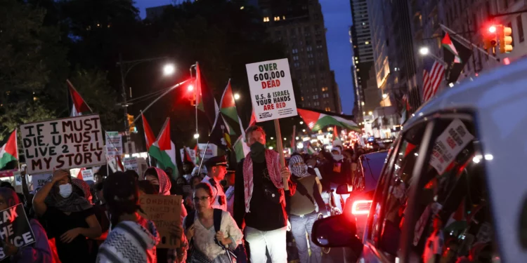 Manifestantes corean “apoyamos a Hamás” cerca de sinagoga y escuela judía en Nueva York