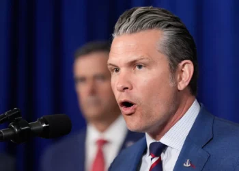 El secretario de Defensa de EE. UU., Pete Hegseth, habla en Mar-a-Lago, el 3 de enero de 2026, en Palm Beach, Florida. (Foto AP/Alex Brandon)