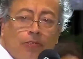 MEjora el enfoque,k la calidad de la imagen porque está muy borrosa. Conserva todos los rasgos de la persona.