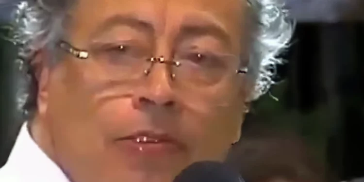 MEjora el enfoque,k la calidad de la imagen porque está muy borrosa. Conserva todos los rasgos de la persona.