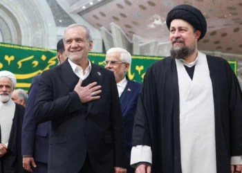 En esta fotografía facilitada por la presidencia iraní, el presidente de Irán, Masoud Pezeshkian (izquierda), acompañado por Hasan Jomeini (derecha), nieto del difunto líder supremo ayatolá Ruhollah Jomeini, y miembros del gabinete, visita la tumba de Jomeini, en Teherán, el 31 de enero de 2026, antes del 47.º aniversario de la Revolución Islámica de 1979. (Foto de Handout / Presidencia iraní / AFP)