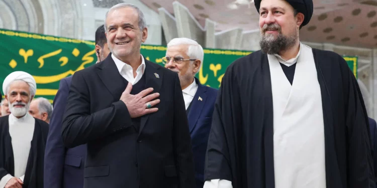 En esta fotografía facilitada por la presidencia iraní, el presidente de Irán, Masoud Pezeshkian (izquierda), acompañado por Hasan Jomeini (derecha), nieto del difunto líder supremo ayatolá Ruhollah Jomeini, y miembros del gabinete, visita la tumba de Jomeini, en Teherán, el 31 de enero de 2026, antes del 47.º aniversario de la Revolución Islámica de 1979. (Foto de Handout / Presidencia iraní / AFP)