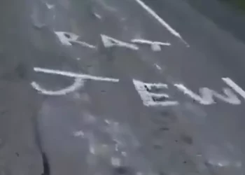 Graffiti con la inscripción “RAT JEW” en una carretera de Irlanda