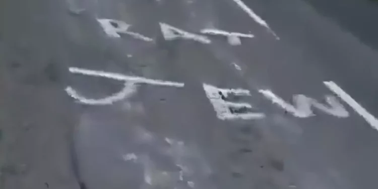 Graffiti con la inscripción “RAT JEW” en una carretera de Irlanda