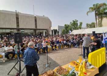 Amigos de Ran Gvili representan a su familia en el Kabbalat Shabat