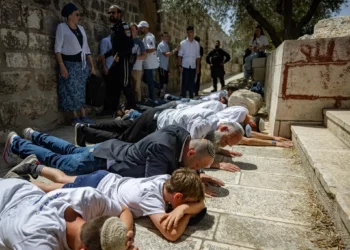 Policía permite oraciones impresas a judíos en el Monte del Templo
