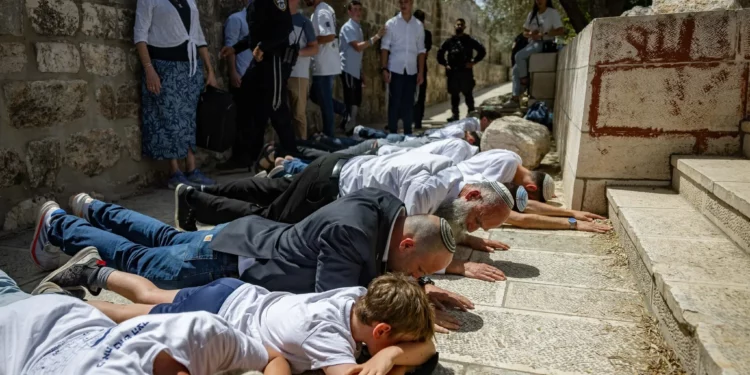 Policía permite oraciones impresas a judíos en el Monte del Templo