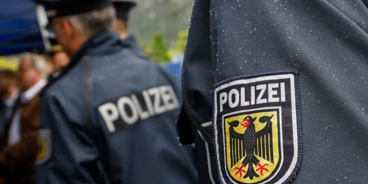 Incendian casa de comisionado alemán contra antisemitismo: Hallan símbolo de Hamás