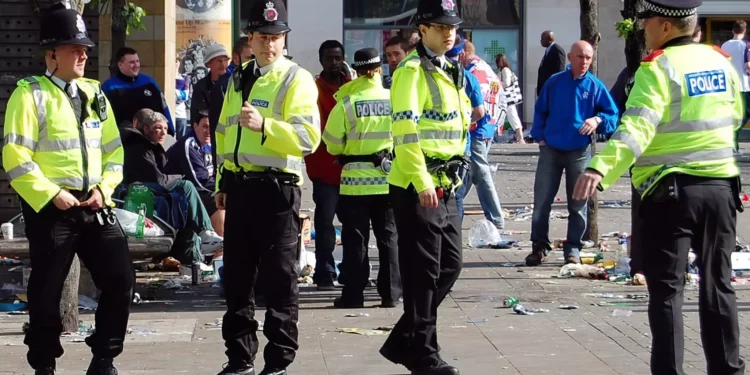 Adolescente británico acusado de admirar a Hitler, vigilar sinagogas y planear actos terroristas