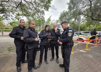 Policía gravemente herido tras ser incendiado en gasolinera de Kiryat Bialik
