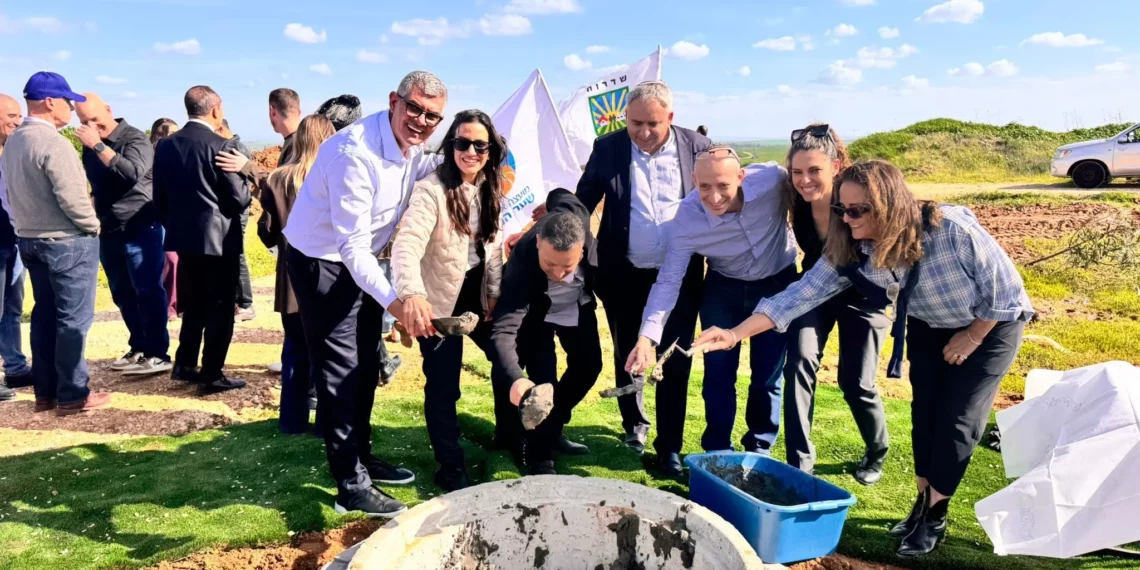 Ministros y dignatarios colocaron primera piedra de parque industrial en Sderot