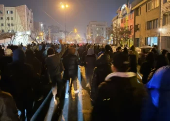 En esta foto obtenida por The Associated Press, iraníes participan en una protesta contra el Gobierno en Teherán, Irán, el 8 de enero de 2026. (UGC vía AP)
