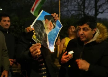 Una foto del ayatolá Alí Jamenei es quemada por manifestantes frente a la embajada iraní en Londres, el lunes 12 de enero de 2026. (Foto AP/Alastair Grant)