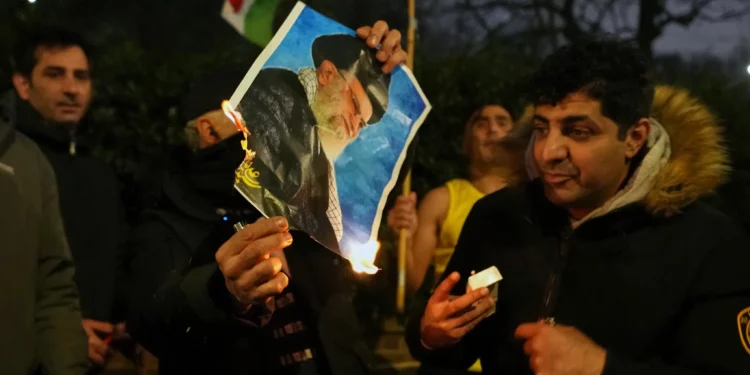 Una foto del ayatolá Alí Jamenei es quemada por manifestantes frente a la embajada iraní en Londres, el lunes 12 de enero de 2026. (Foto AP/Alastair Grant)