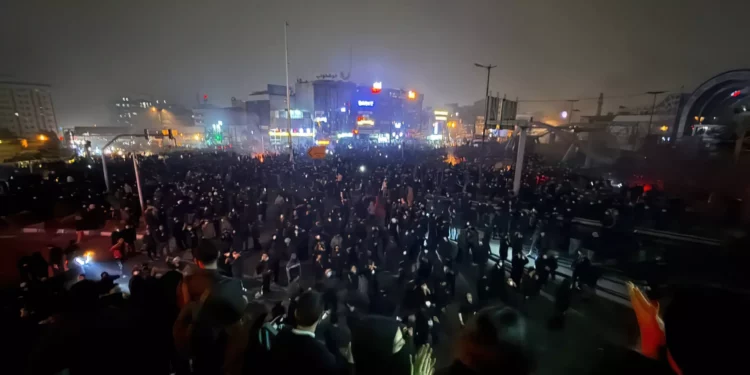 El número de muertos por la represión en Irán se dispara: Trump considera ataque militar