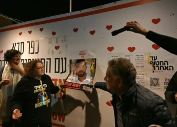 Reuniones improvisadas en todo Israel marcan la primera vez desde 2014 sin rehenes en Gaza