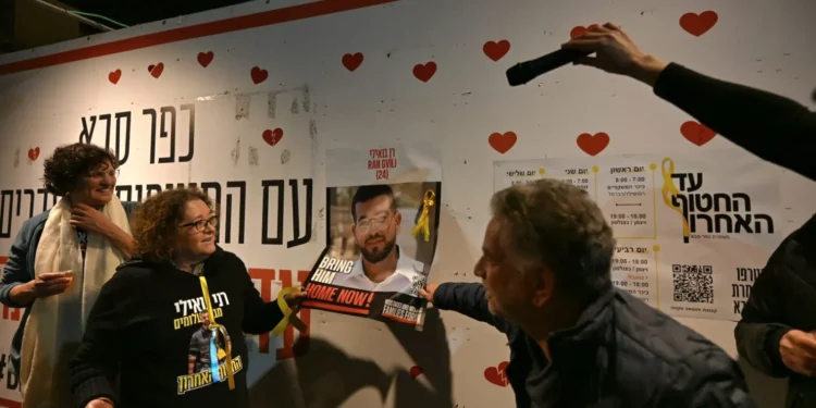 Reuniones improvisadas en todo Israel marcan la primera vez desde 2014 sin rehenes en Gaza