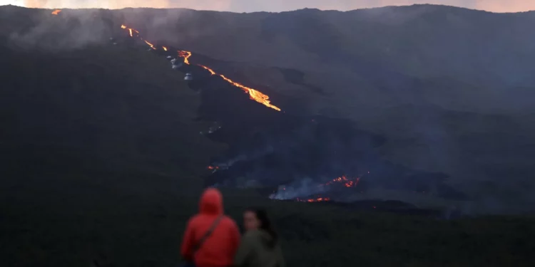 Francia advierte de una erupción volcánica “probable o inminente” en la isla de Reunión