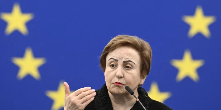 La premio Nobel Shirin Ebadi afirma que el bloqueo de Internet en Irán podría ocultar una posible “masacre”