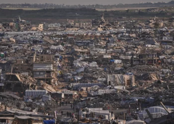 Tiendas de campaña que albergan a evacuados se alzan entre edificios destruidos durante la guerra entre Israel y Hamás en la ciudad de Gaza, el 15 de enero de 2026. (Foto AP/Jehad Alshrafi)