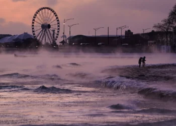 Más de 9000 vuelos cancelados por gran tormenta invernal histórica en Estados Unidos