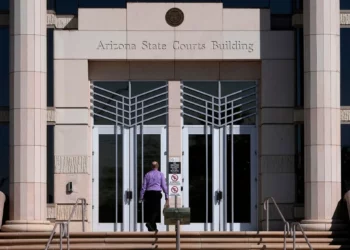 El Tribunal Supremo de Arizona evacuado tras hallarse un paquete con sustancias explosivas